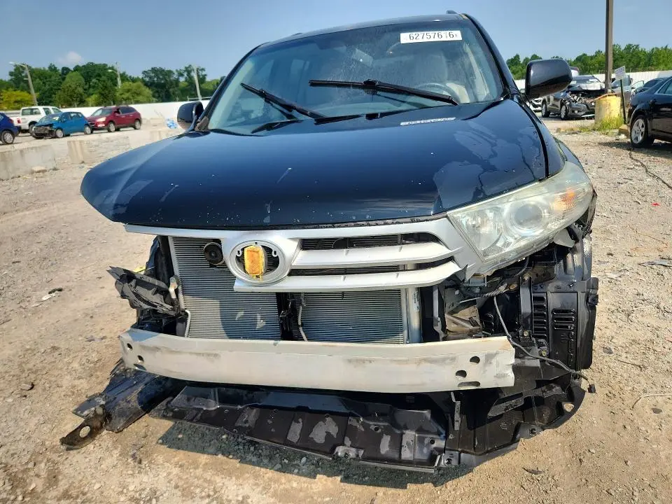 2011 TOYOTA HIGHLANDER SE  