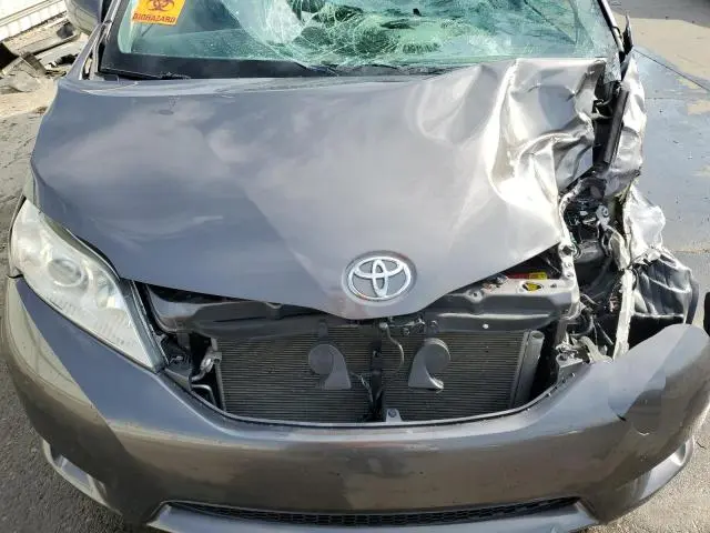 2017 TOYOTA SIENNA XLE  