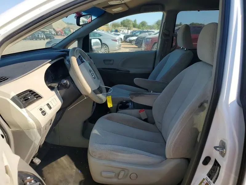 2014 TOYOTA SIENNA LE  