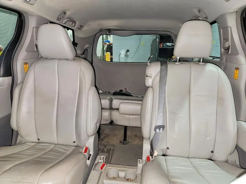 2014 TOYOTA SIENNA XLE 8-PASSENGER  