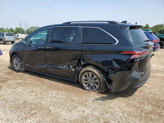 2021 TOYOTA SIENNA XLE  