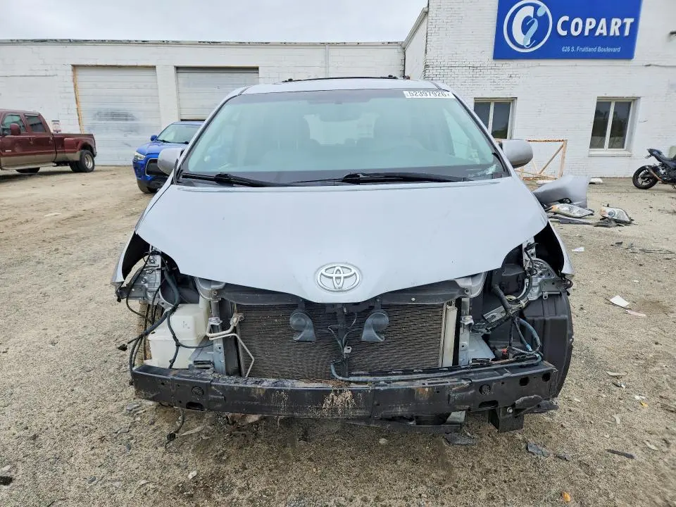 2016 TOYOTA SIENNA XLE 8-PASSENGER  