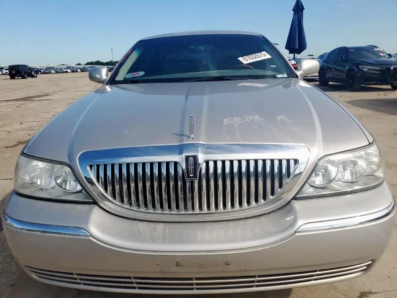 2010 LINCOLN TOWN CAR SIGNATURE LIMITED  