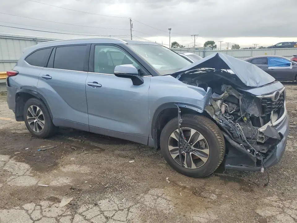 2022 TOYOTA HIGHLANDER XLE  