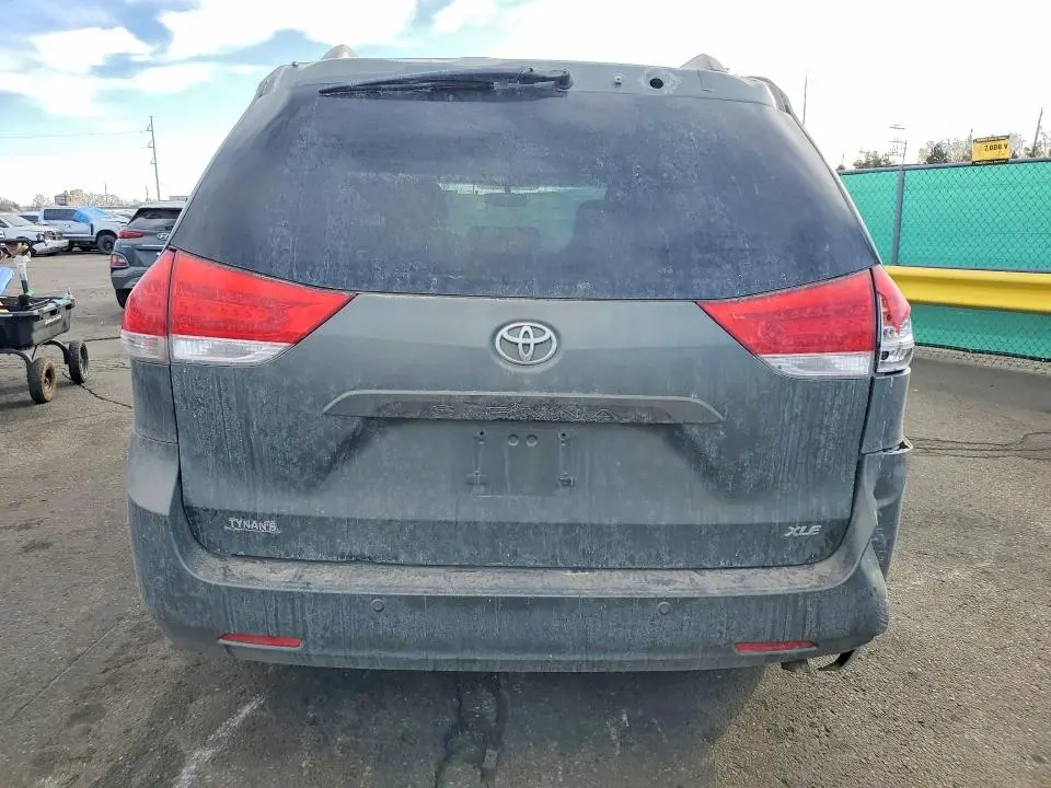 2013 TOYOTA SIENNA XLE  