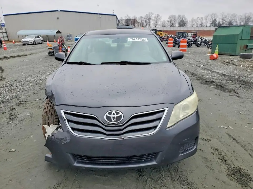 2011 TOYOTA CAMRY SE  