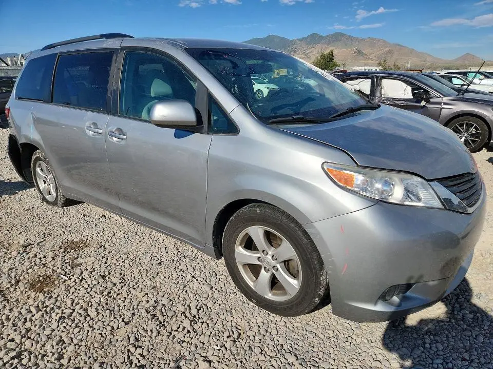 2015 TOYOTA SIENNA LE  