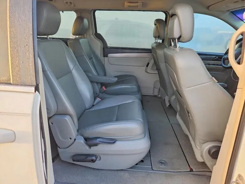 2011 VOLKSWAGEN ROUTAN SE  
