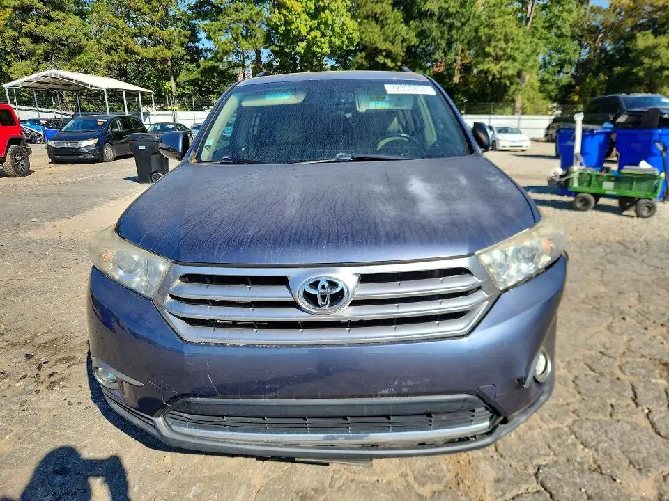 2011 TOYOTA HIGHLANDER SE  