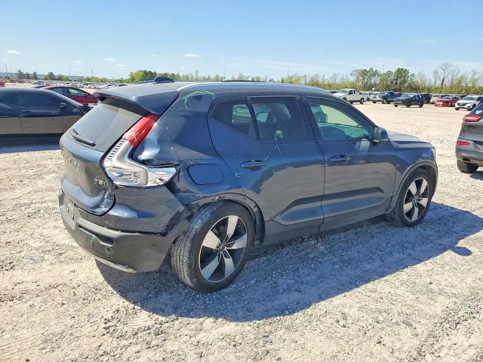 2021 VOLVO XC40 T5 MOMENTUM  