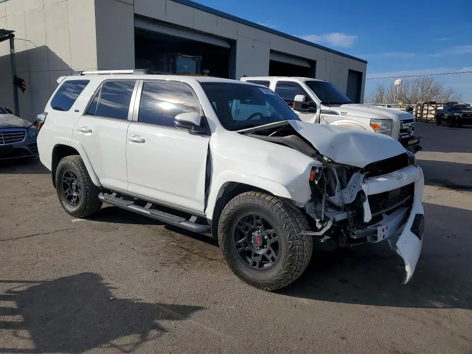 2022 TOYOTA 4RUNNER SR5  