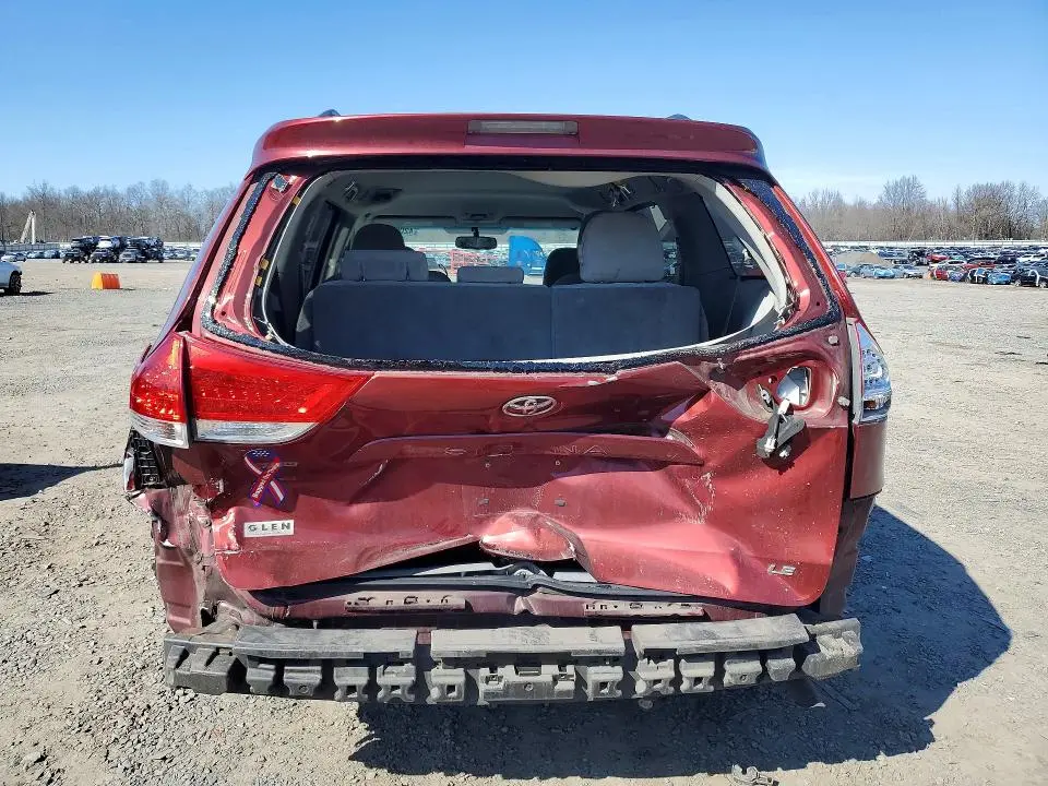 2011 TOYOTA SIENNA LE 8-PASSENGER  