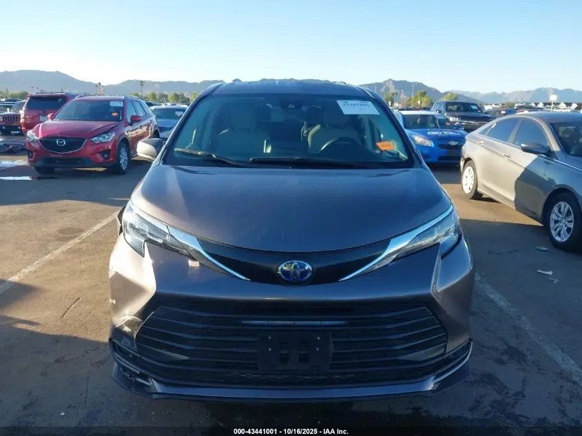 2022 TOYOTA SIENNA LE