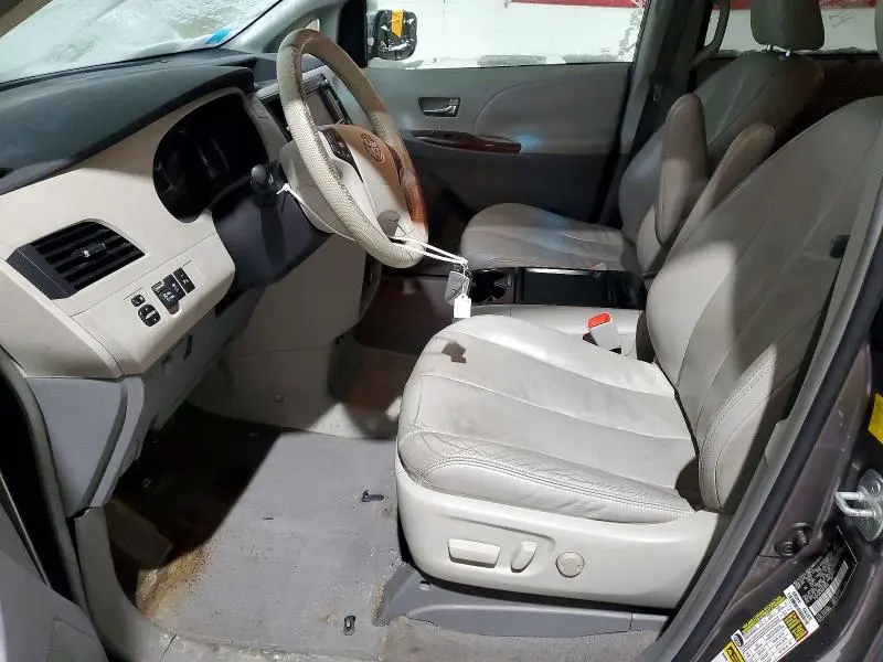 2011 TOYOTA SIENNA XLE  