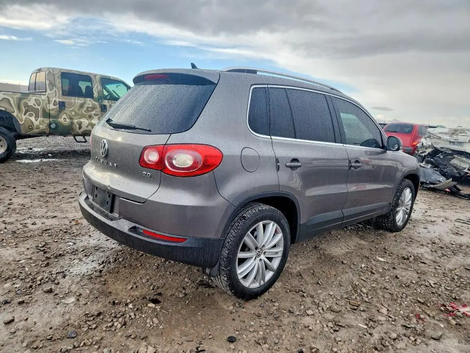 2011 VOLKSWAGEN TIGUAN S  