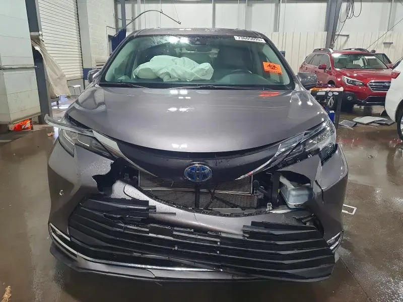 2021 TOYOTA SIENNA XLE  