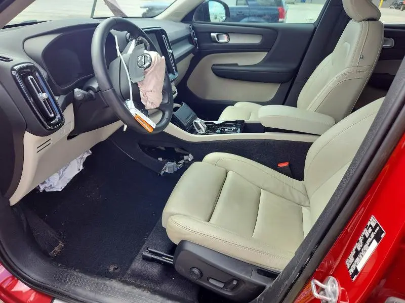 2023 VOLVO XC40 PLUS  