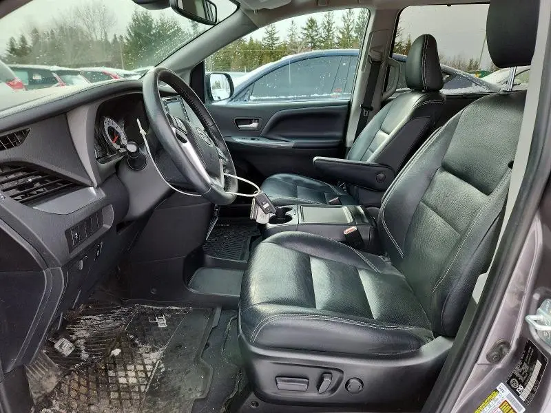 2020 TOYOTA SIENNA SE  