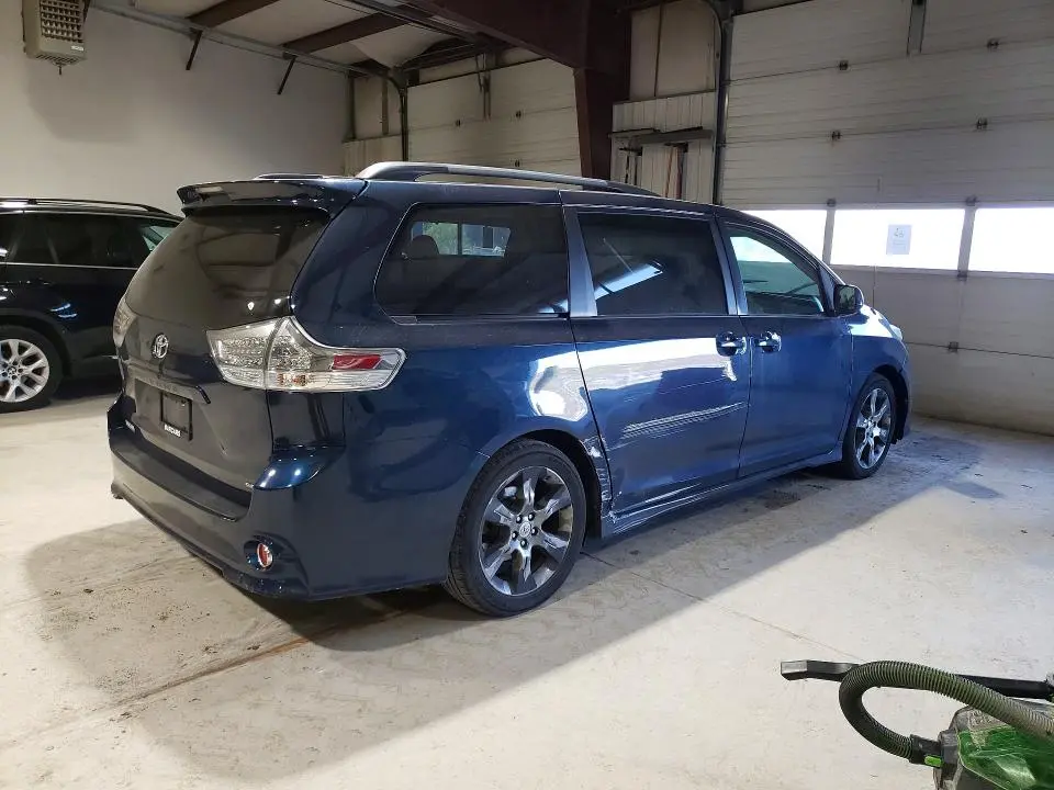 2011 TOYOTA SIENNA SE 8-PASSENGER  