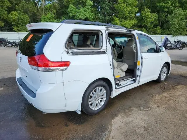 2013 TOYOTA SIENNA XLE  
