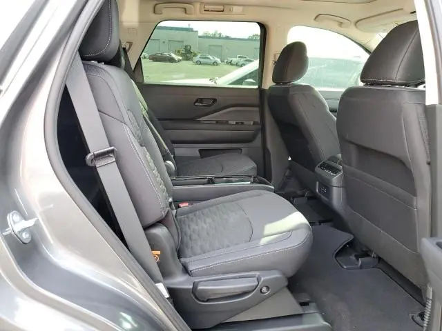 2025 NISSAN PATHFINDER SV  