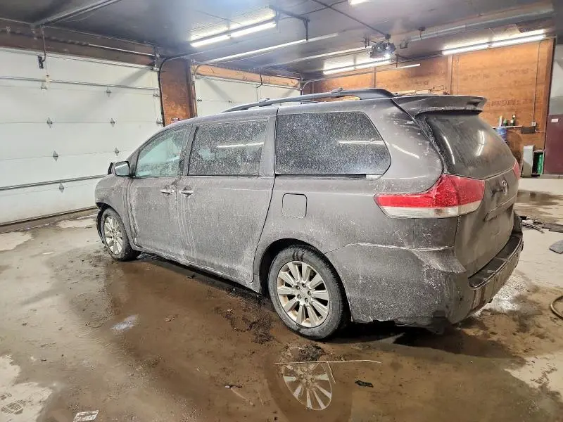 2013 TOYOTA SIENNA XLE  