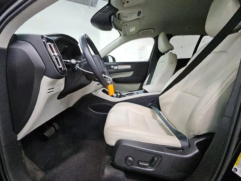 2022 VOLVO XC40 T5 MOMENTUM  