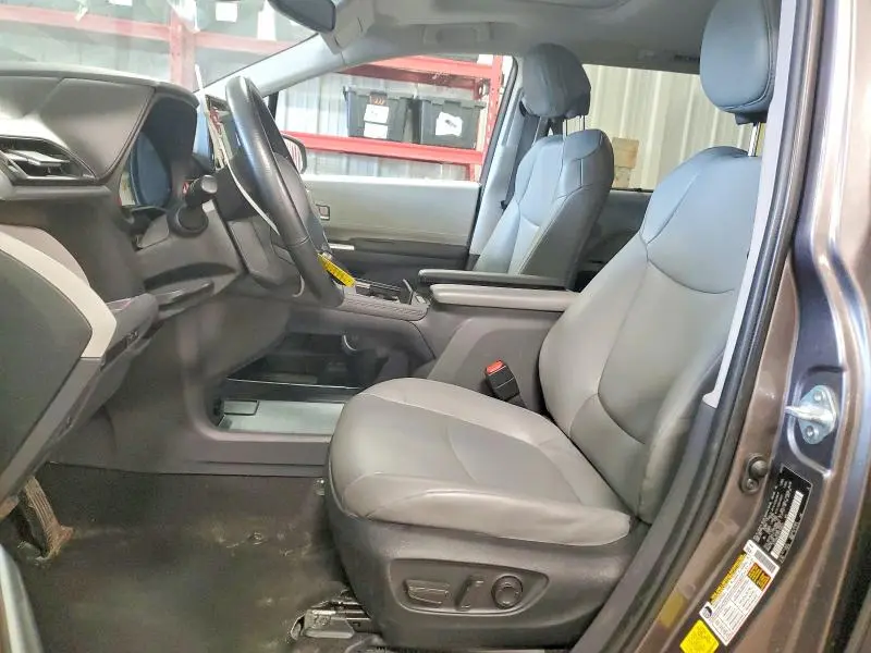 2023 TOYOTA SIENNA XLE  