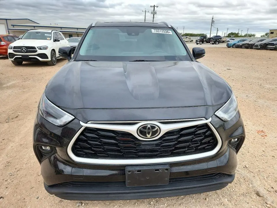 2022 TOYOTA HIGHLANDER XLE  