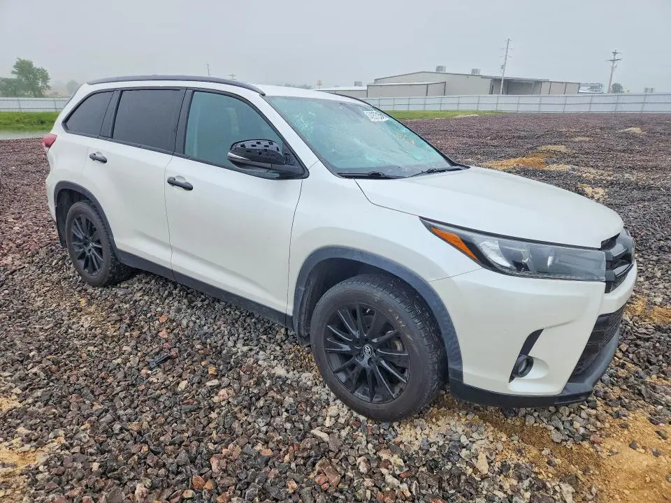 2019 TOYOTA HIGHLANDER SE  