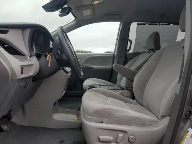 2019 TOYOTA SIENNA LE  