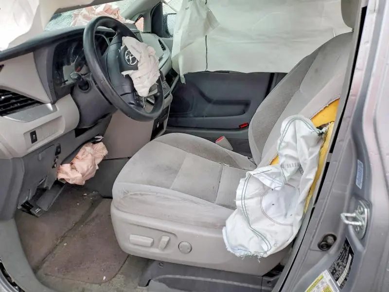 2015 TOYOTA SIENNA LE  