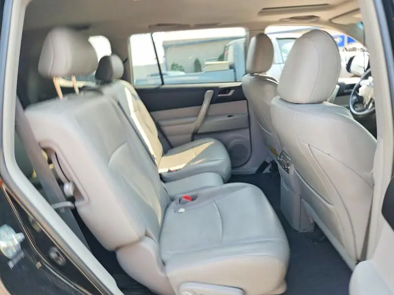 2011 TOYOTA HIGHLANDER SE  