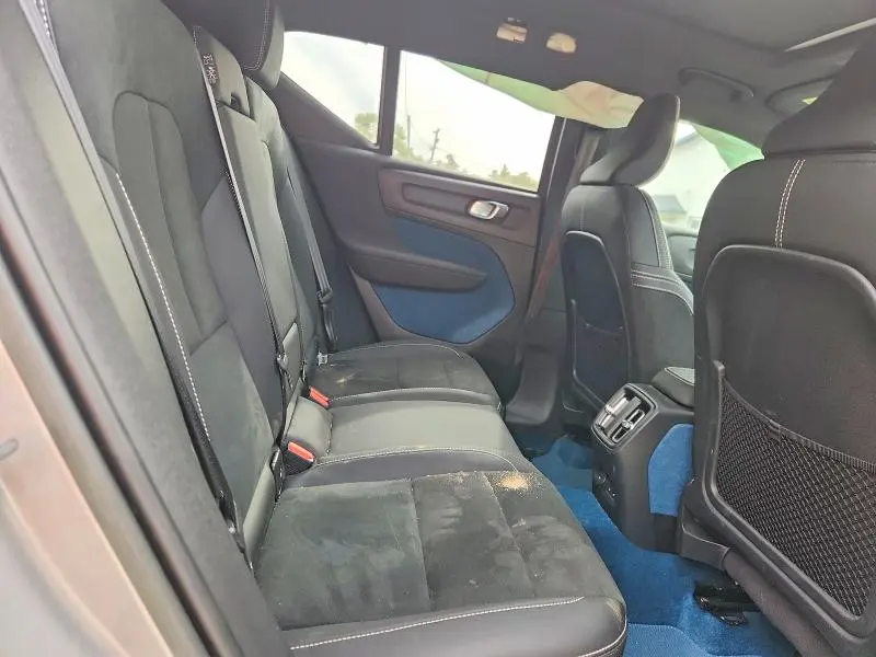 2023 VOLVO XC40   