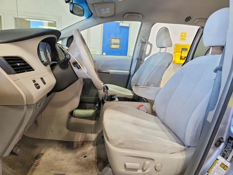2011 TOYOTA SIENNA LE  