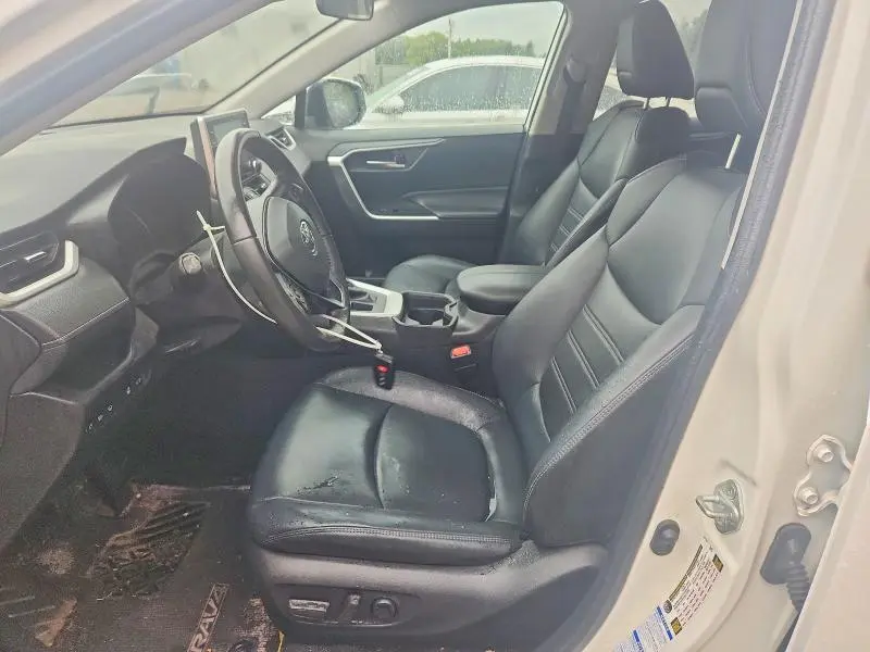 2021 TOYOTA RAV4 XLE  