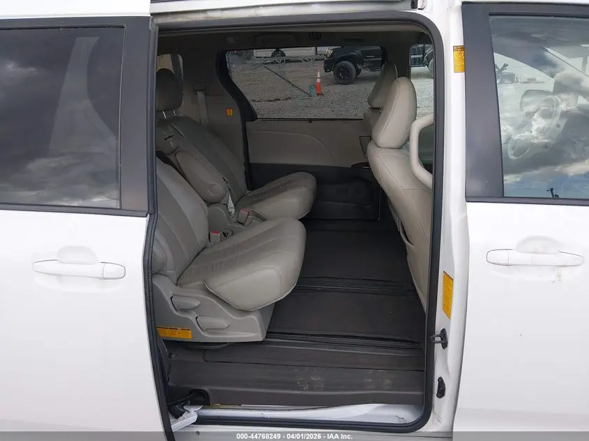2013 TOYOTA SIENNA XLE V6 8 PASSENGER