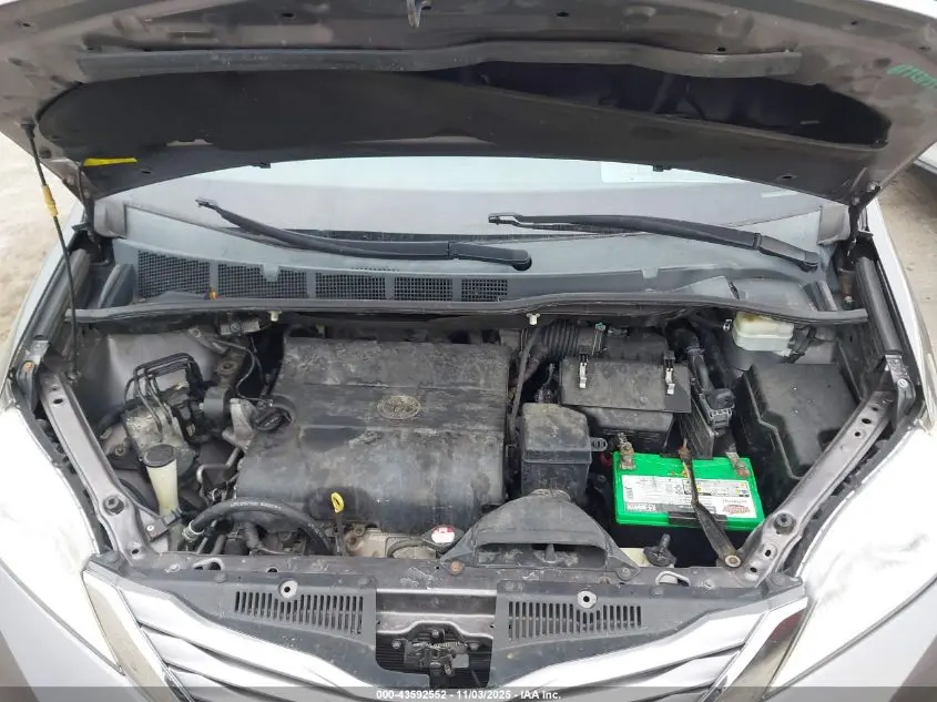 2015 TOYOTA SIENNA XLE 8 PASSENGER