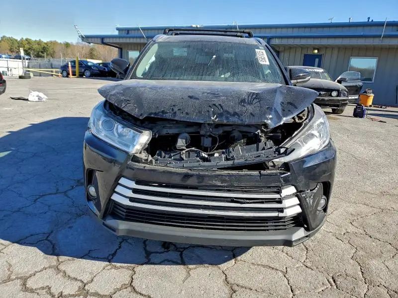 2017 TOYOTA HIGHLANDER SE  