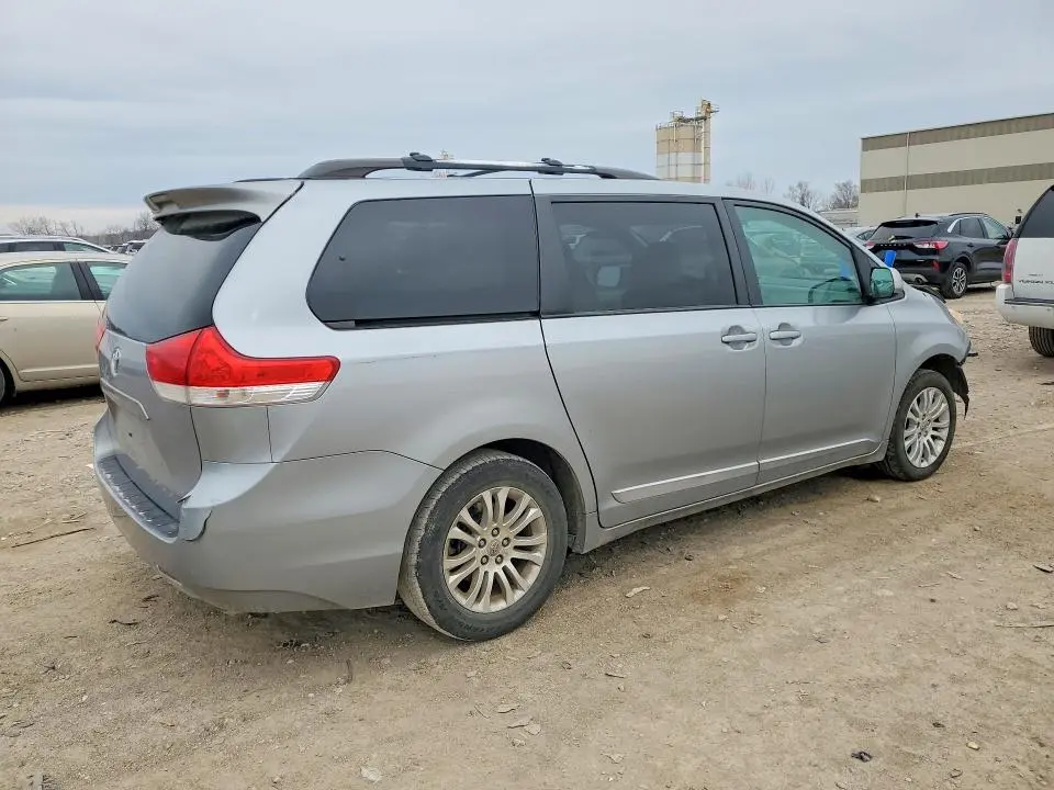 2012 TOYOTA SIENNA XLE  