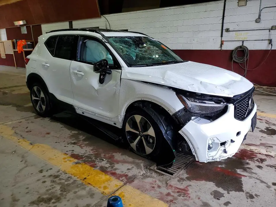2026 VOLVO XC40 PLUS  