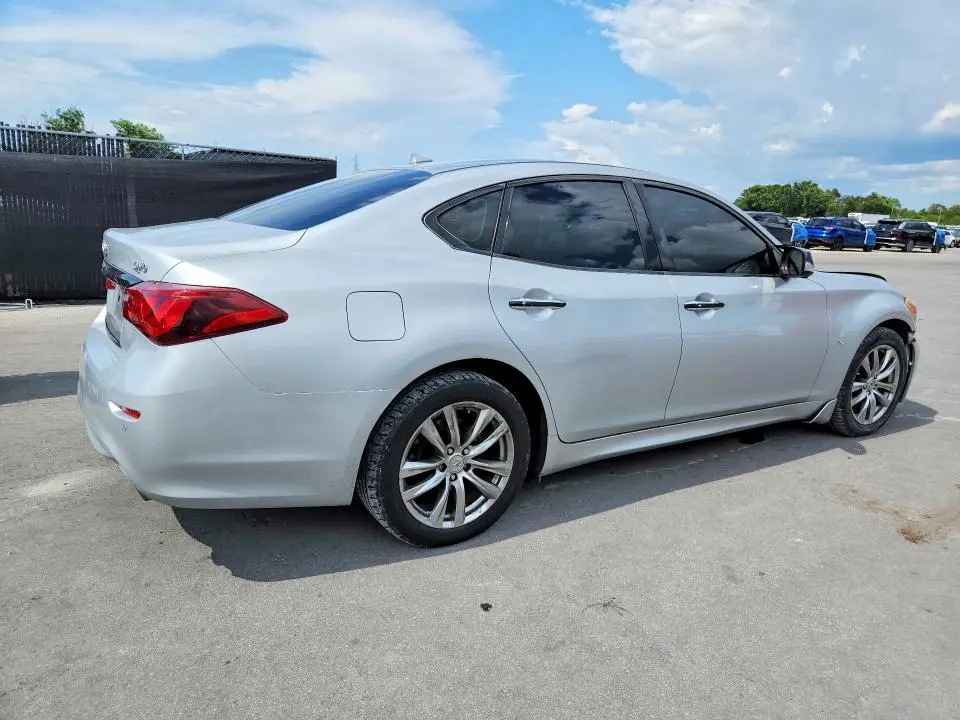 2015 INFINITI Q70 3.7  