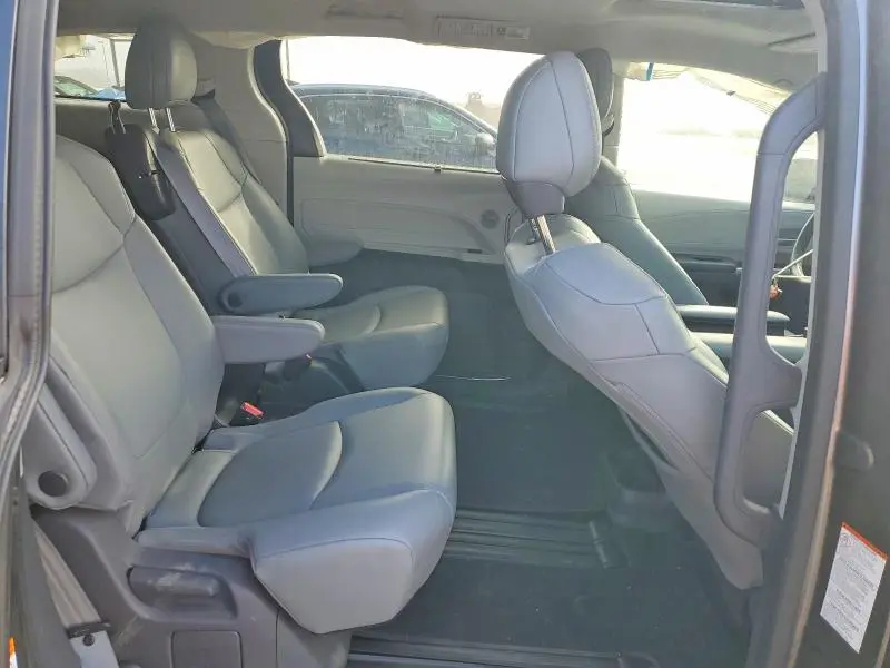 2021 TOYOTA SIENNA XLE  