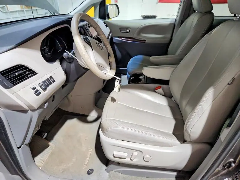 2014 TOYOTA SIENNA XLE 8-PASSENGER  