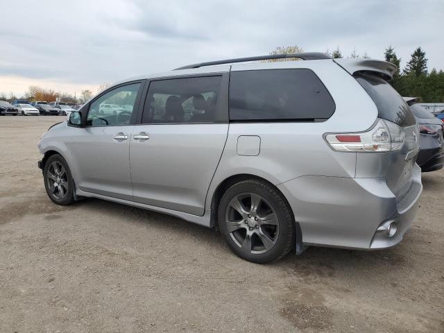 2017 TOYOTA SIENNA SE