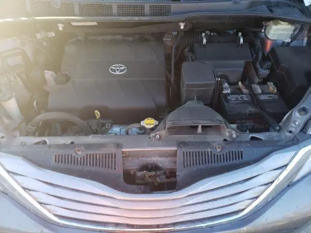 2016 TOYOTA SIENNA XLE  