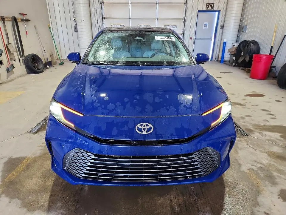 2025 TOYOTA CAMRY XLE  