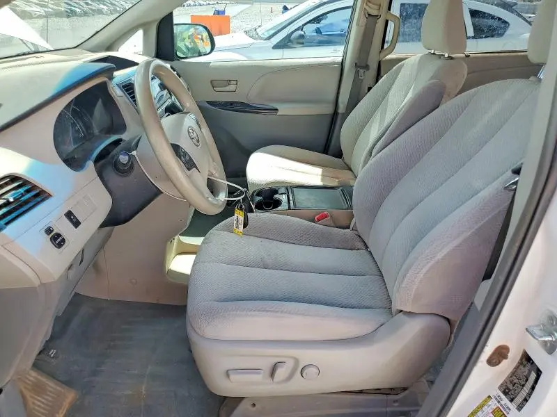 2013 TOYOTA SIENNA LE  
