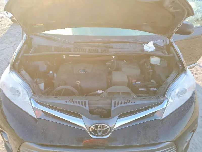 2019 TOYOTA SIENNA XLE  