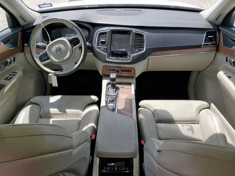 2017 VOLVO XC90 T6  